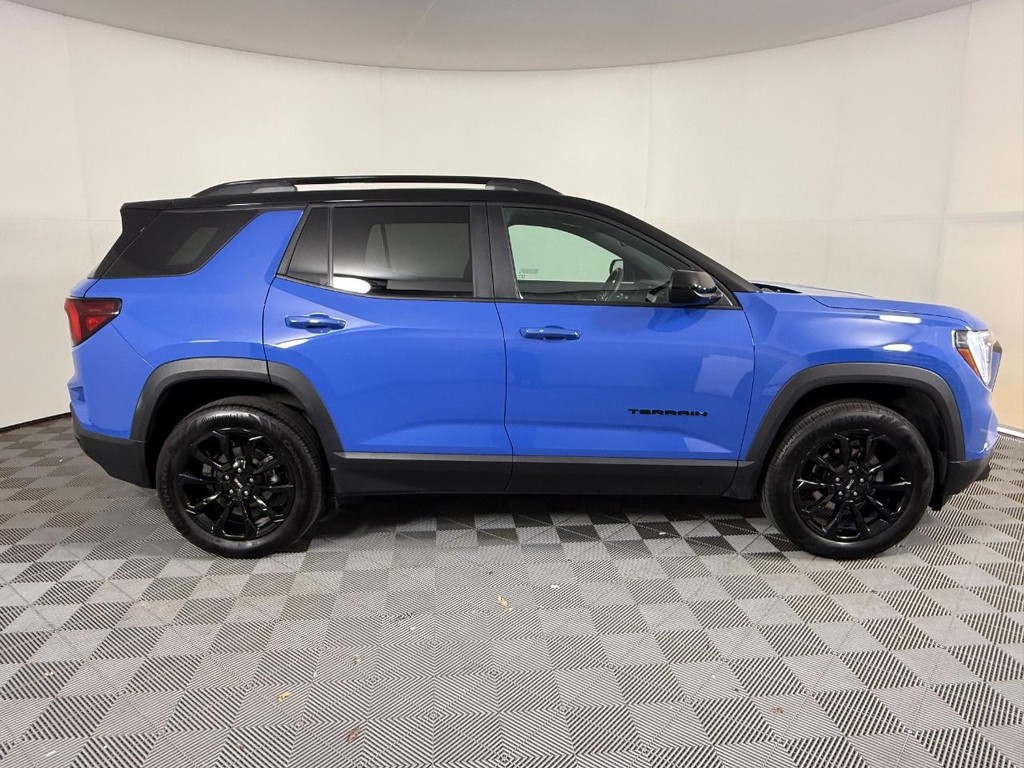 GMC Terrain Vehicle Full-screen Gallery Image 02