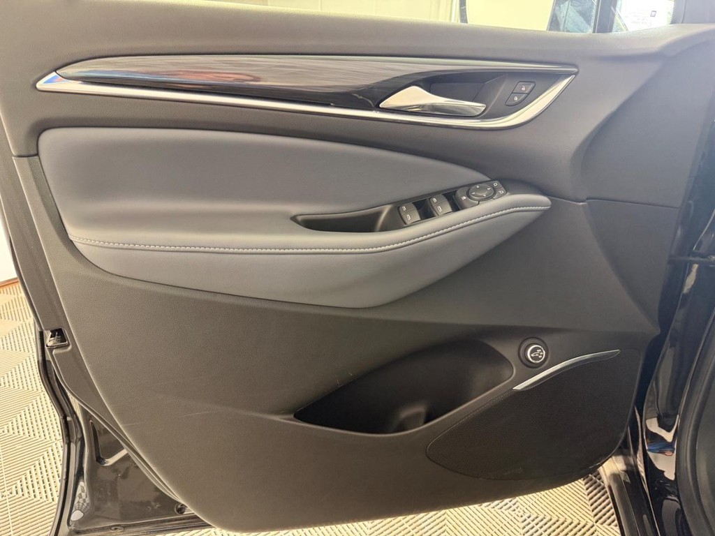 Buick Enclave Vehicle Full-screen Gallery Image 15