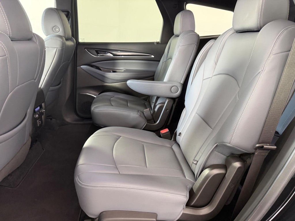 Buick Enclave Vehicle Full-screen Gallery Image 16