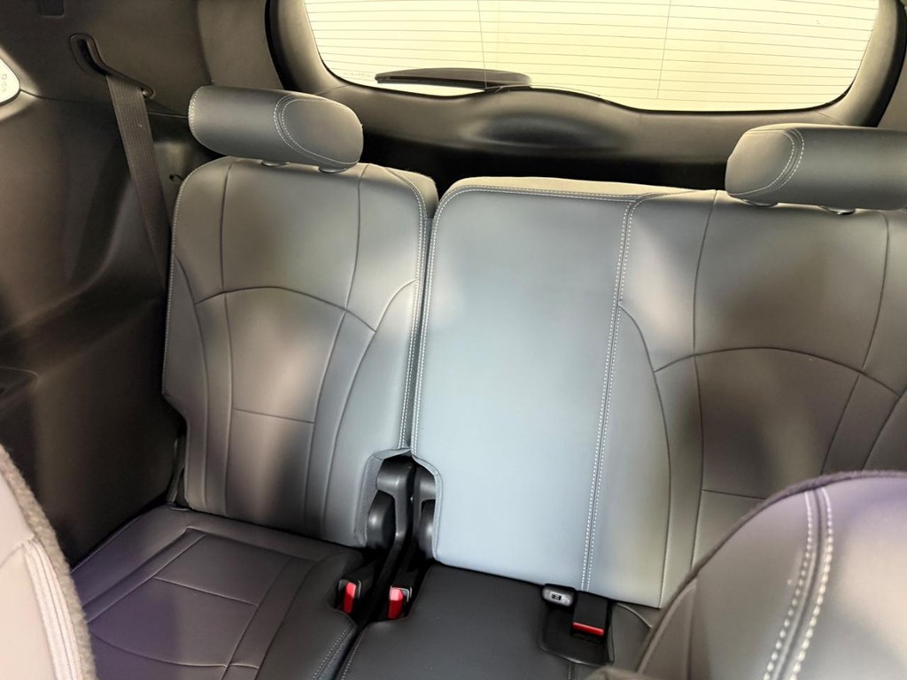 Buick Enclave Vehicle Full-screen Gallery Image 17
