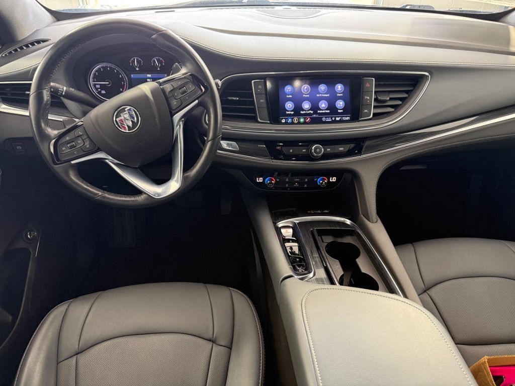 Buick Enclave Vehicle Full-screen Gallery Image 18