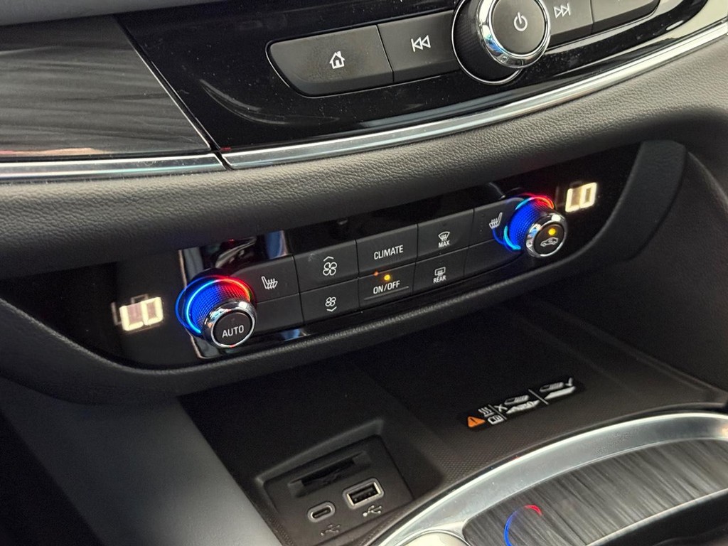 Buick Enclave Vehicle Full-screen Gallery Image 25