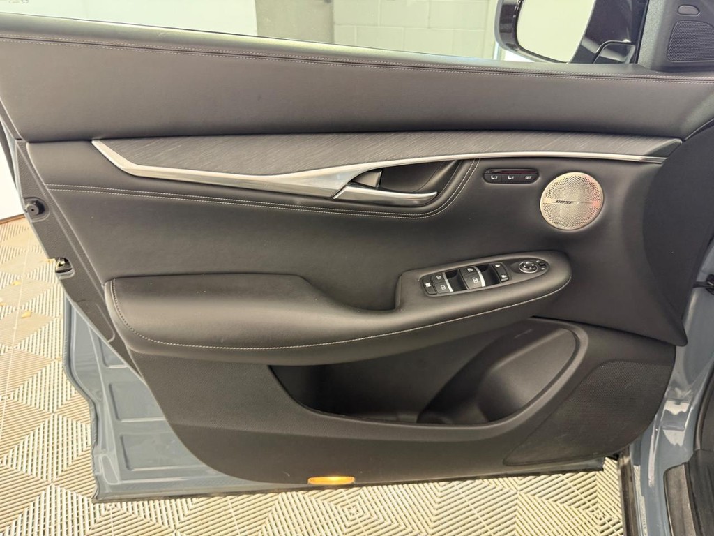 INFINITI QX55 Vehicle Full-screen Gallery Image 16