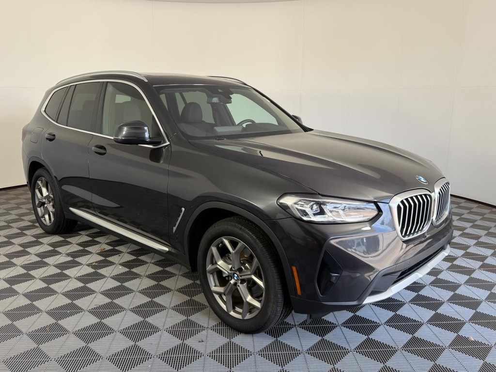 BMW X3 Vehicle Full-screen Gallery Image 01