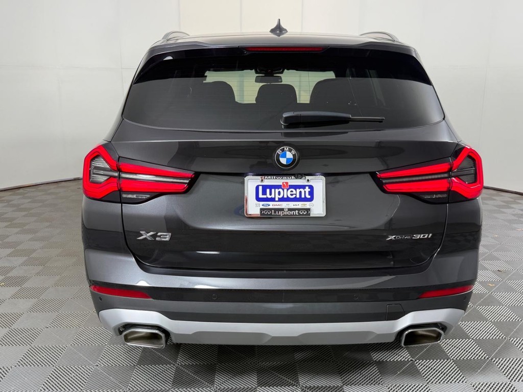 BMW X3 Vehicle Full-screen Gallery Image 04