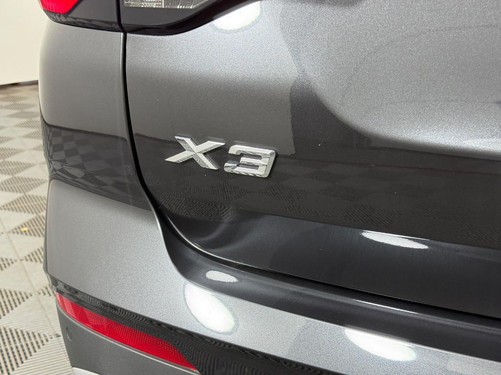 BMW X3 Vehicle Full-screen Gallery Image 05