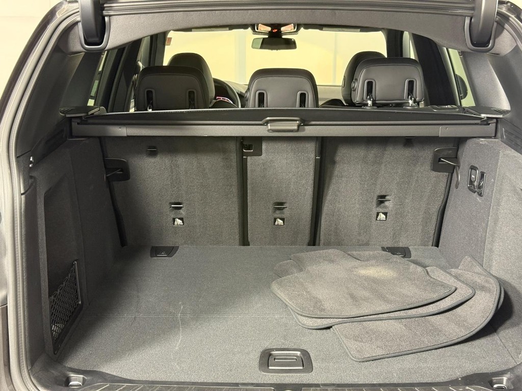 BMW X3 Vehicle Full-screen Gallery Image 07