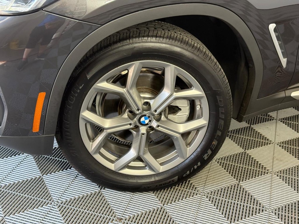 BMW X3 Vehicle Full-screen Gallery Image 12