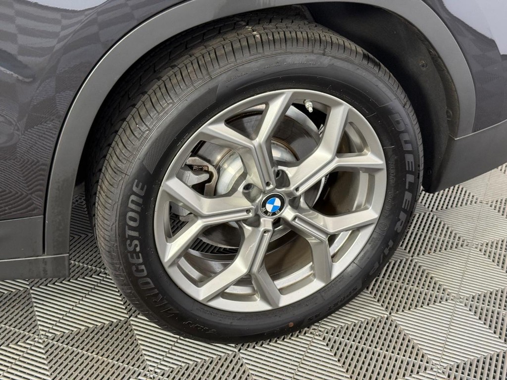 BMW X3 Vehicle Full-screen Gallery Image 13