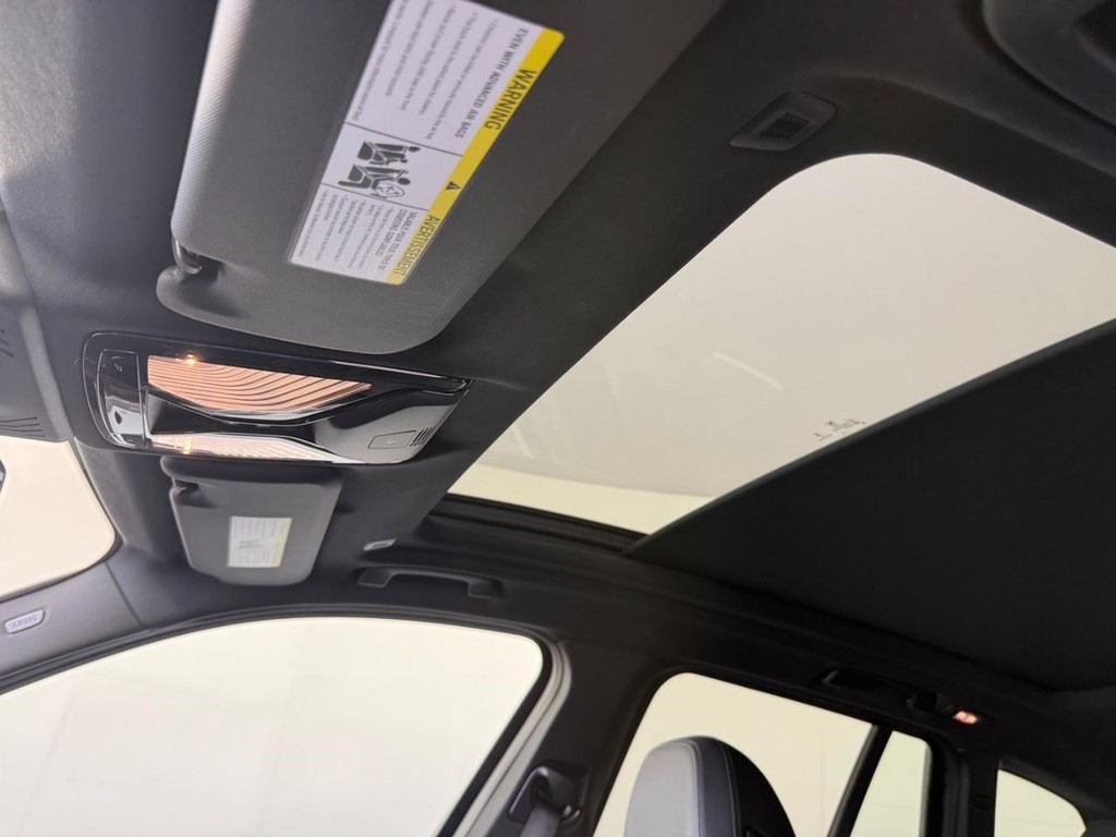 BMW X3 Vehicle Full-screen Gallery Image 14