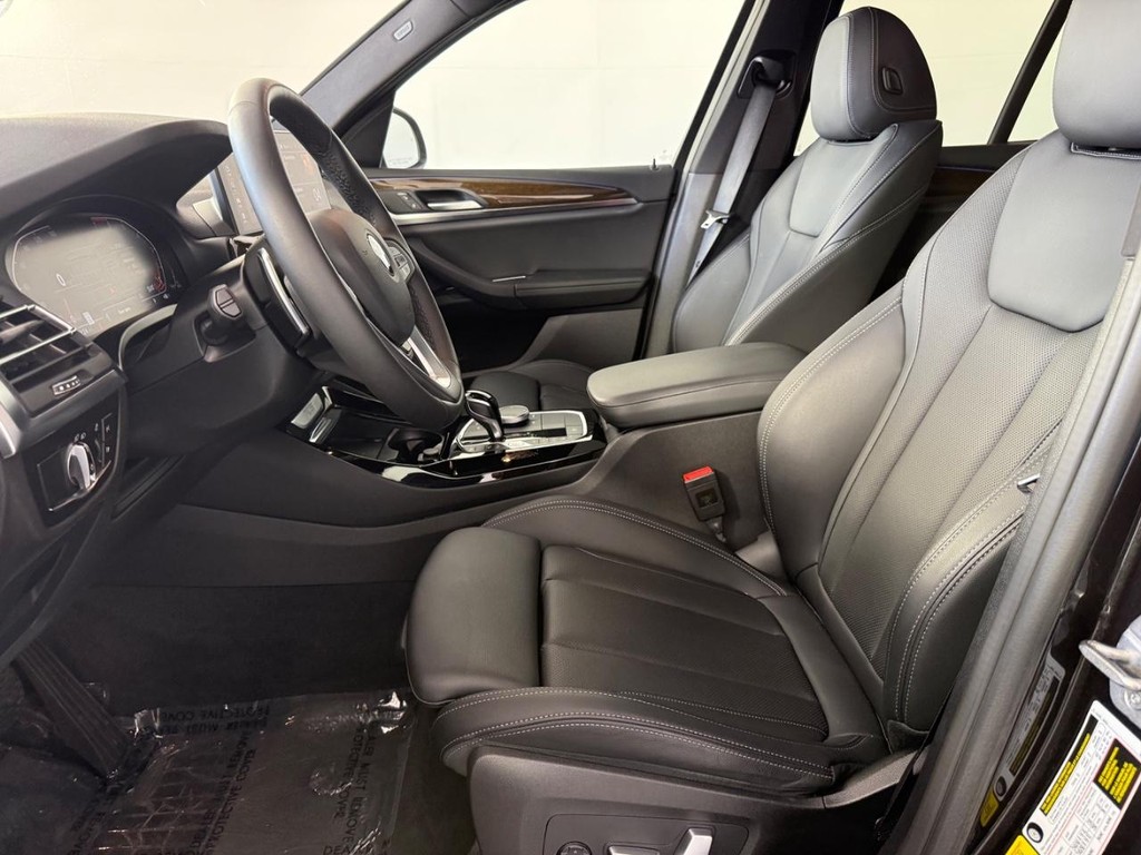 BMW X3 Vehicle Full-screen Gallery Image 15
