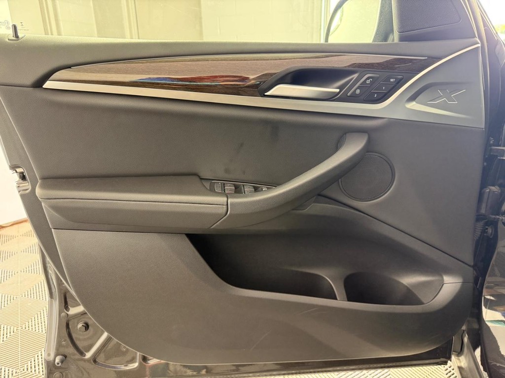 BMW X3 Vehicle Full-screen Gallery Image 16