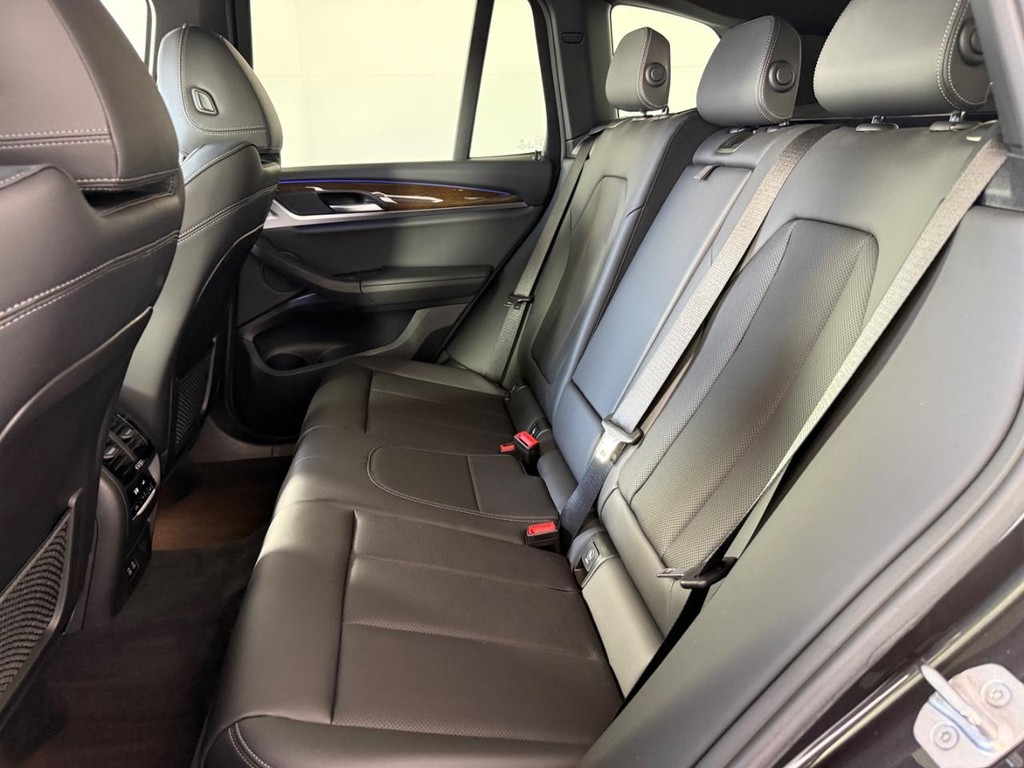 BMW X3 Vehicle Full-screen Gallery Image 17