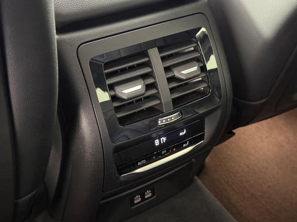 BMW X3 Vehicle Full-screen Gallery Image 19