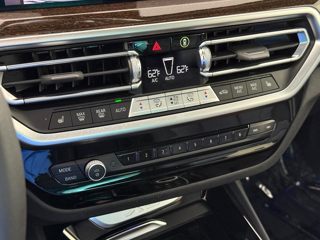 BMW X3 Vehicle Full-screen Gallery Image 24