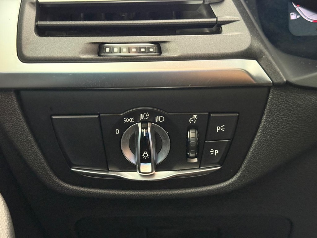 BMW X3 Vehicle Full-screen Gallery Image 25