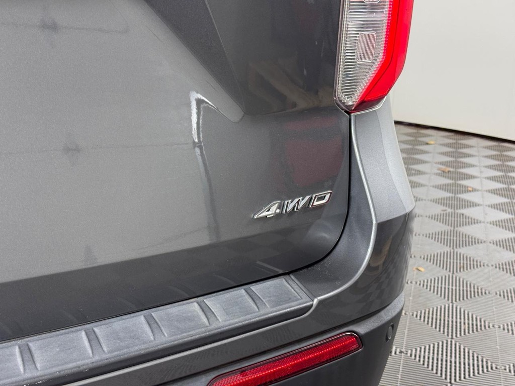 Ford Explorer Vehicle Full-screen Gallery Image 05