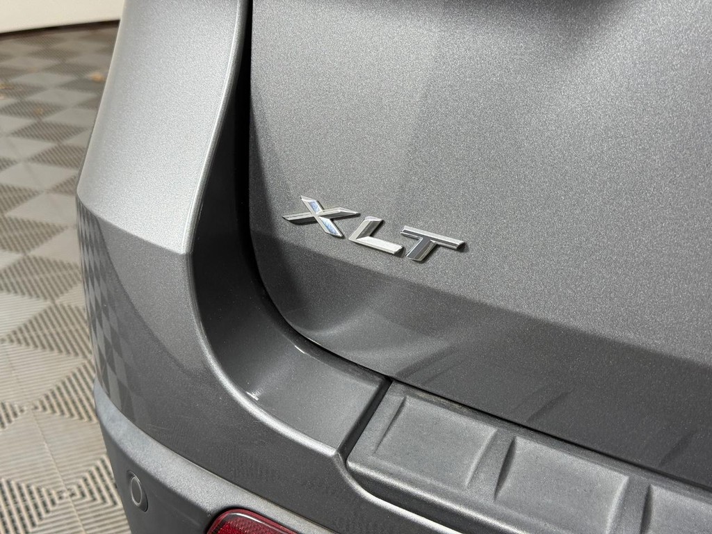 Ford Explorer Vehicle Full-screen Gallery Image 06