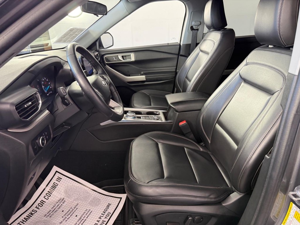 Ford Explorer Vehicle Full-screen Gallery Image 15