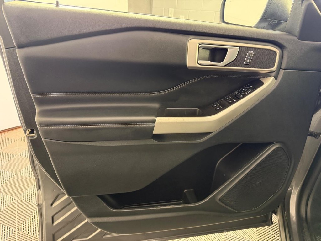 Ford Explorer Vehicle Full-screen Gallery Image 16