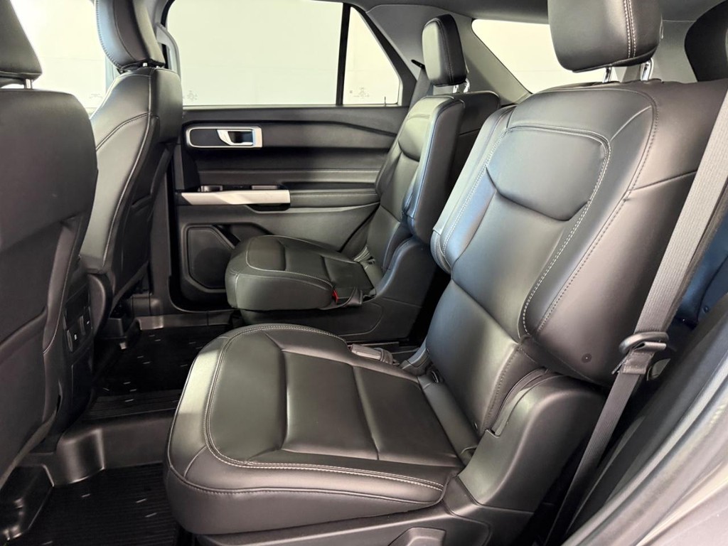 Ford Explorer Vehicle Full-screen Gallery Image 17