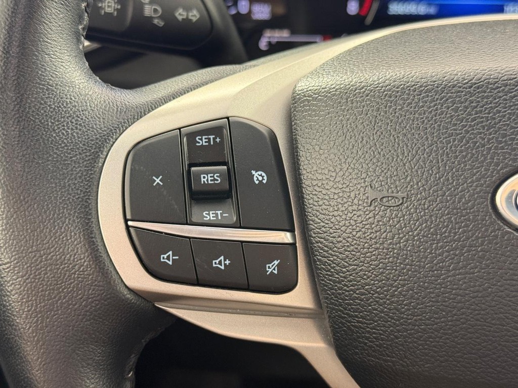 Ford Explorer Vehicle Full-screen Gallery Image 21