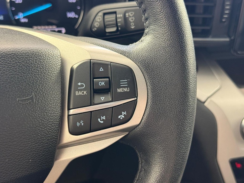 Ford Explorer Vehicle Full-screen Gallery Image 22