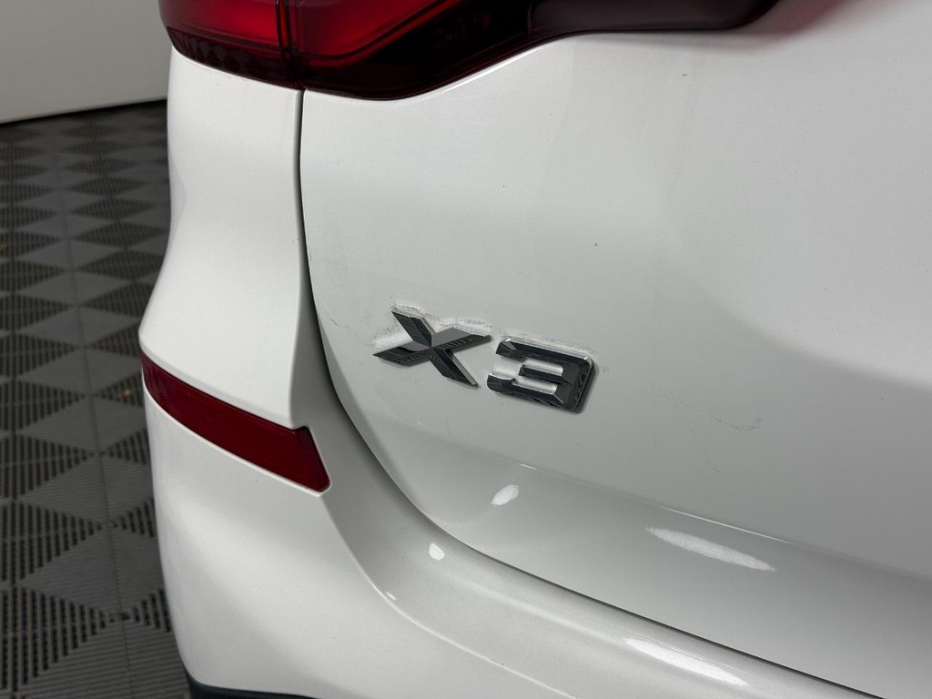 BMW X3 Vehicle Full-screen Gallery Image 05