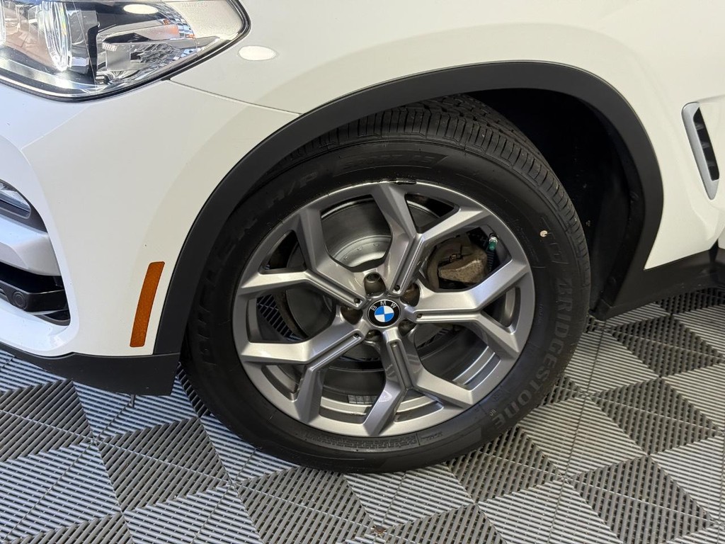 BMW X3 Vehicle Full-screen Gallery Image 12