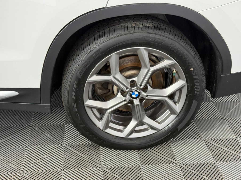 BMW X3 Vehicle Full-screen Gallery Image 13
