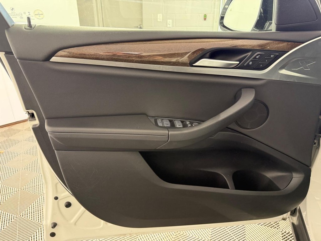 BMW X3 Vehicle Full-screen Gallery Image 16
