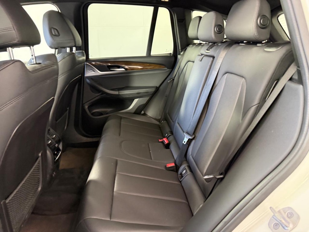 BMW X3 Vehicle Full-screen Gallery Image 17