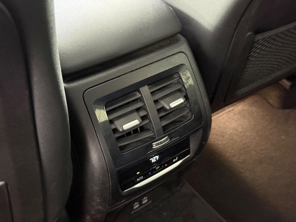 BMW X3 Vehicle Full-screen Gallery Image 19