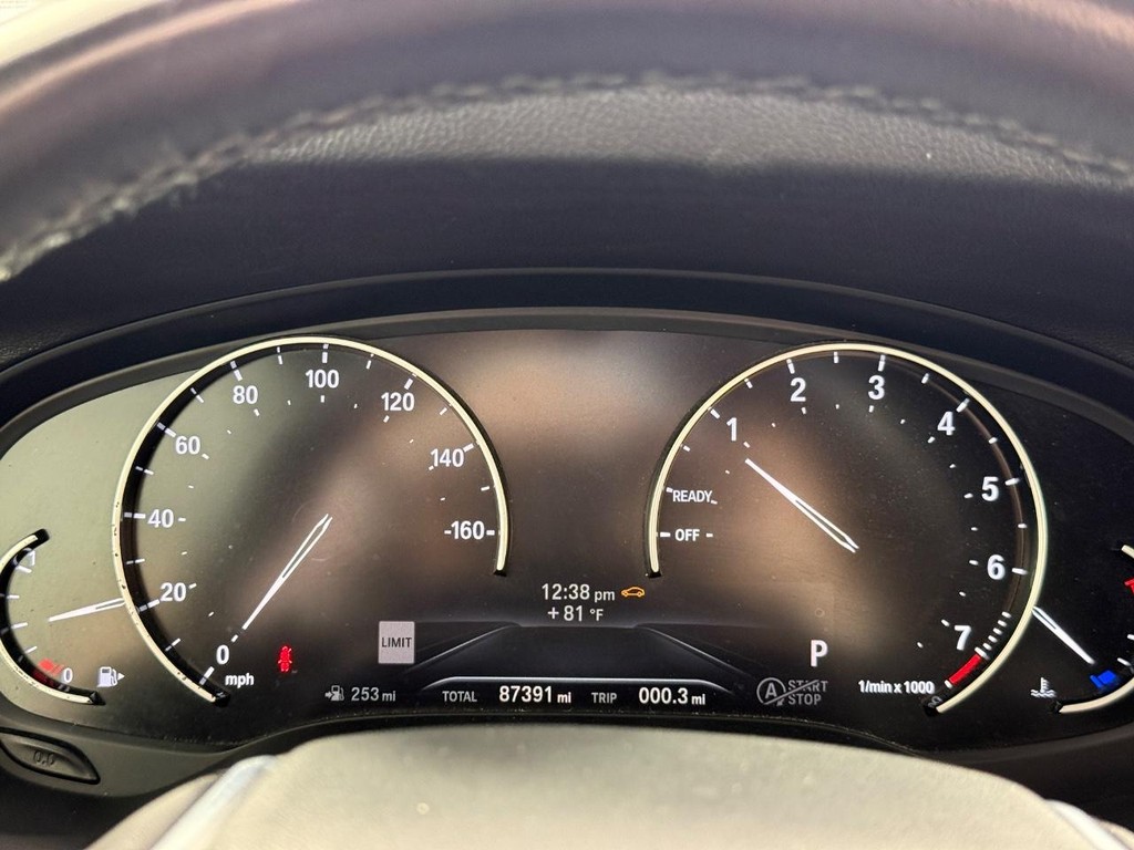 BMW X3 Vehicle Full-screen Gallery Image 22