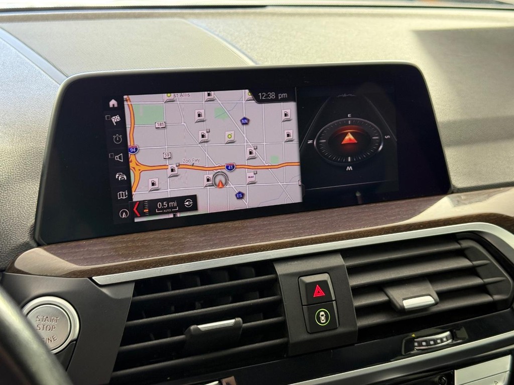 BMW X3 Vehicle Full-screen Gallery Image 24