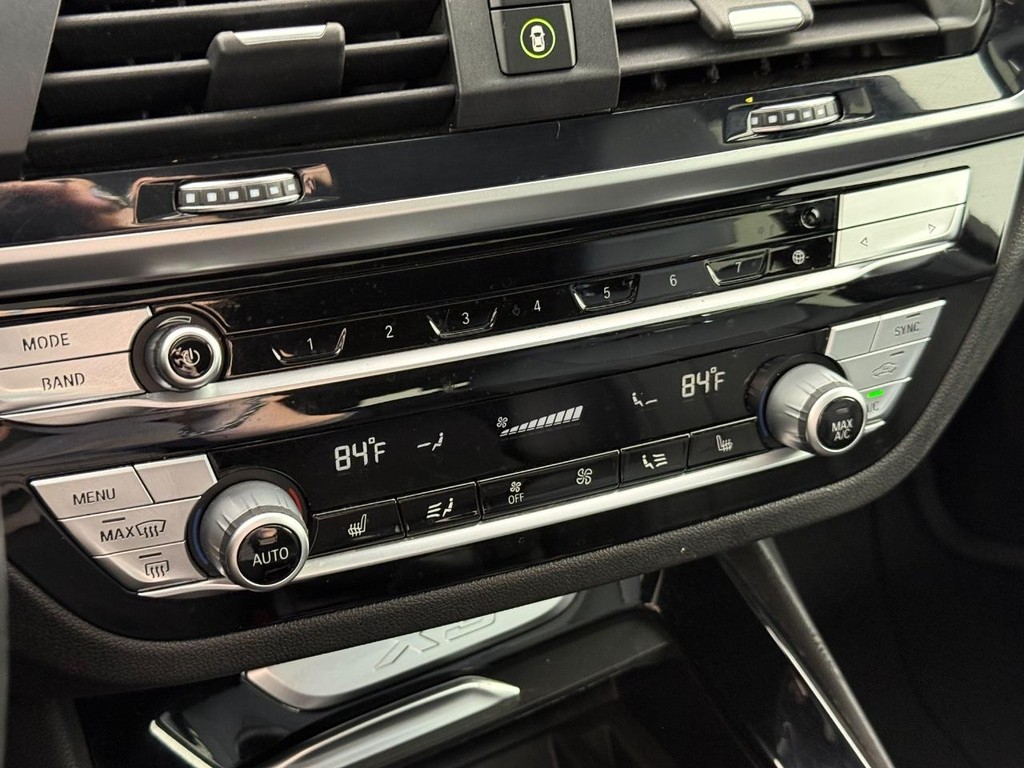 BMW X3 Vehicle Full-screen Gallery Image 25