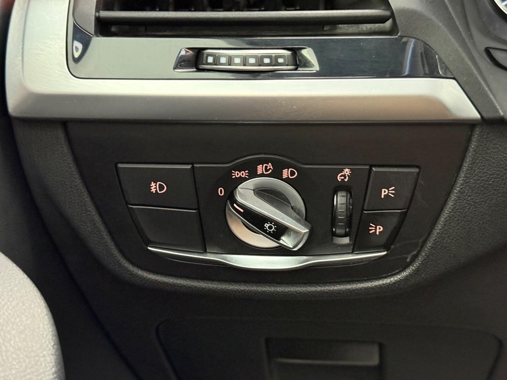 BMW X3 Vehicle Full-screen Gallery Image 27