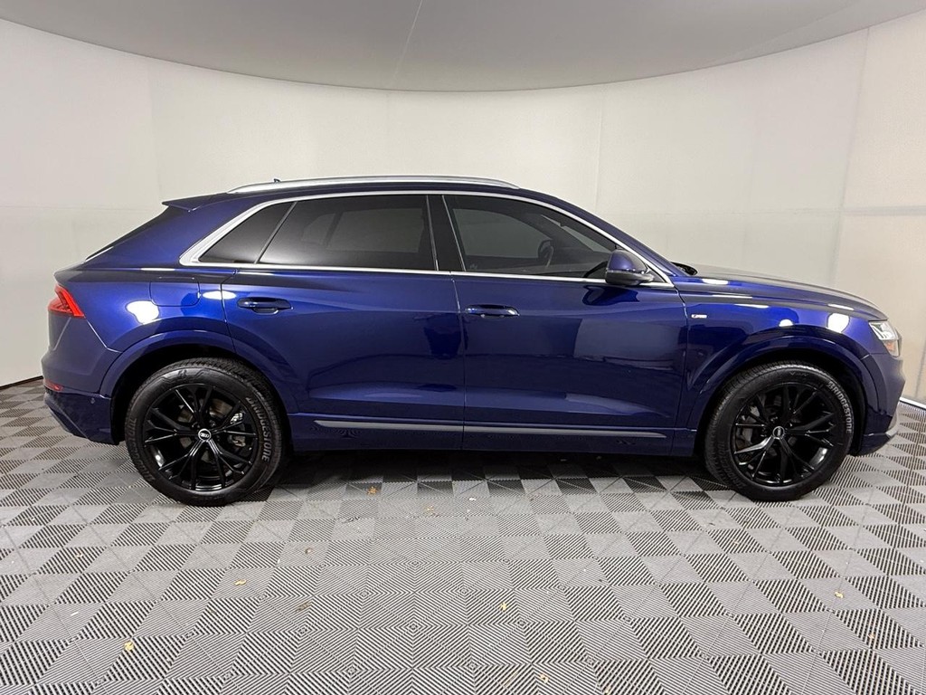 Audi Q8 Vehicle Full-screen Gallery Image 02