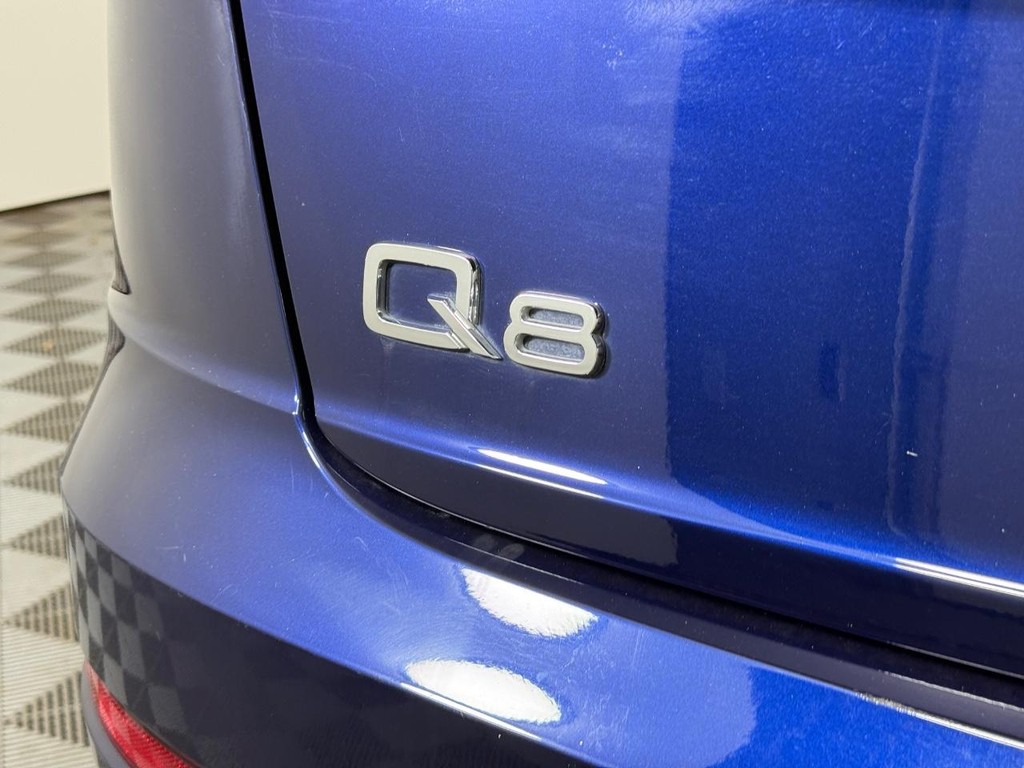Audi Q8 Vehicle Full-screen Gallery Image 05