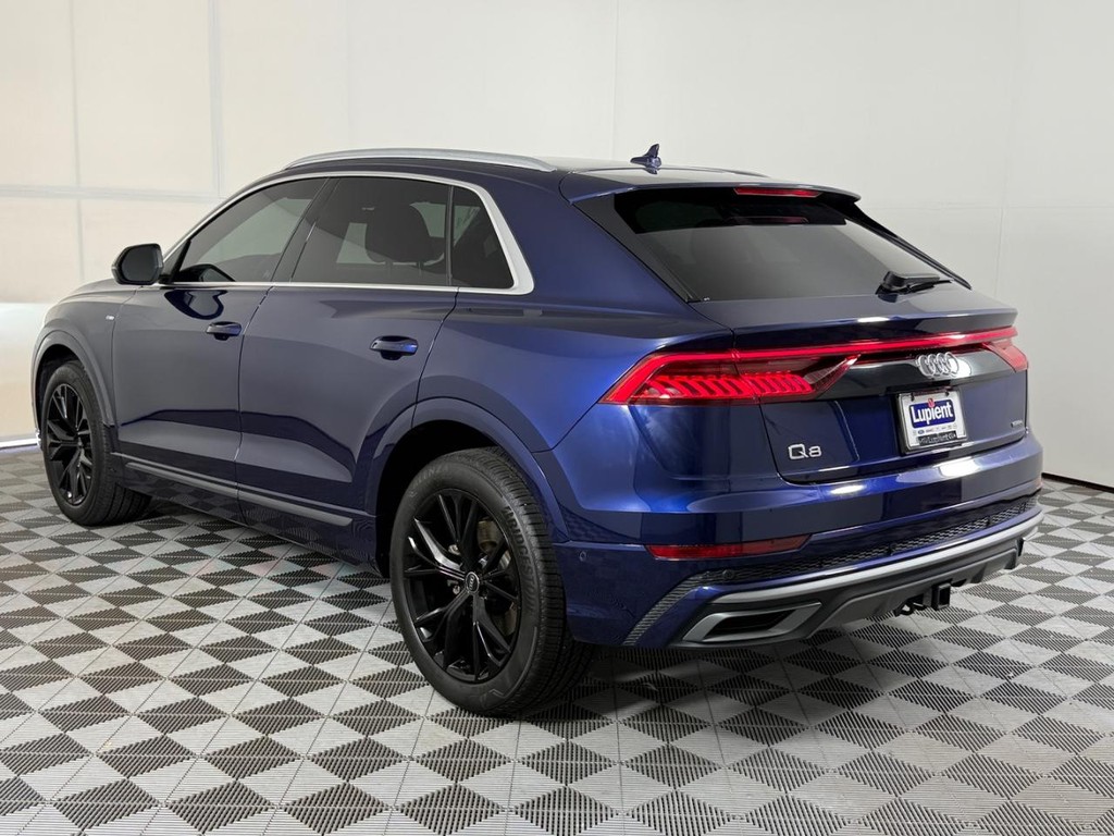 Audi Q8 Vehicle Full-screen Gallery Image 08