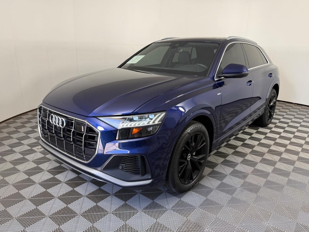Audi Q8 Vehicle Full-screen Gallery Image 09