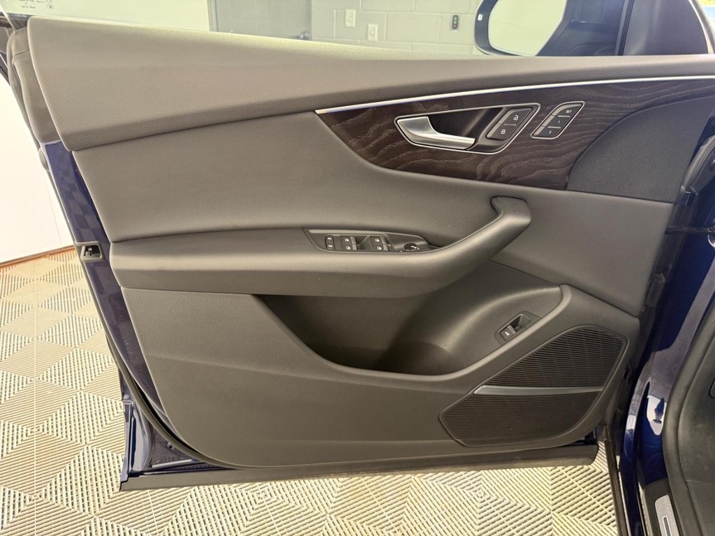 Audi Q8 Vehicle Full-screen Gallery Image 16
