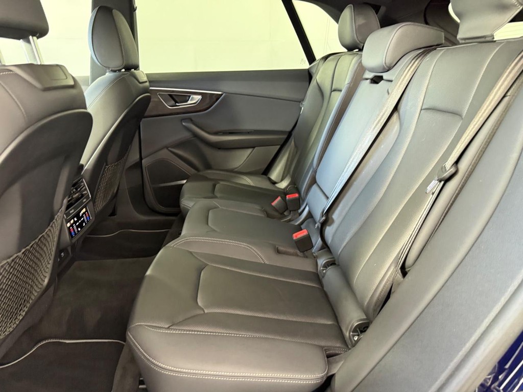 Audi Q8 Vehicle Full-screen Gallery Image 17