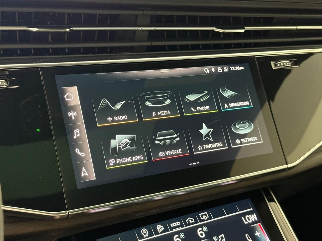 Audi Q8 Vehicle Full-screen Gallery Image 24