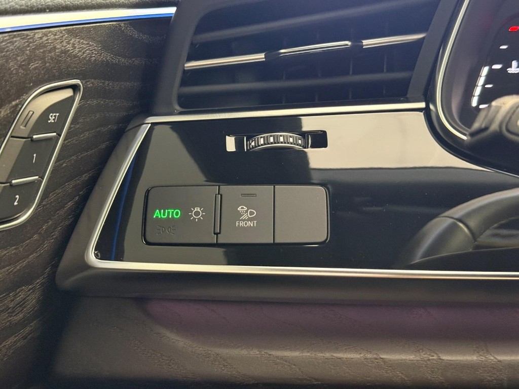 Audi Q8 Vehicle Full-screen Gallery Image 27