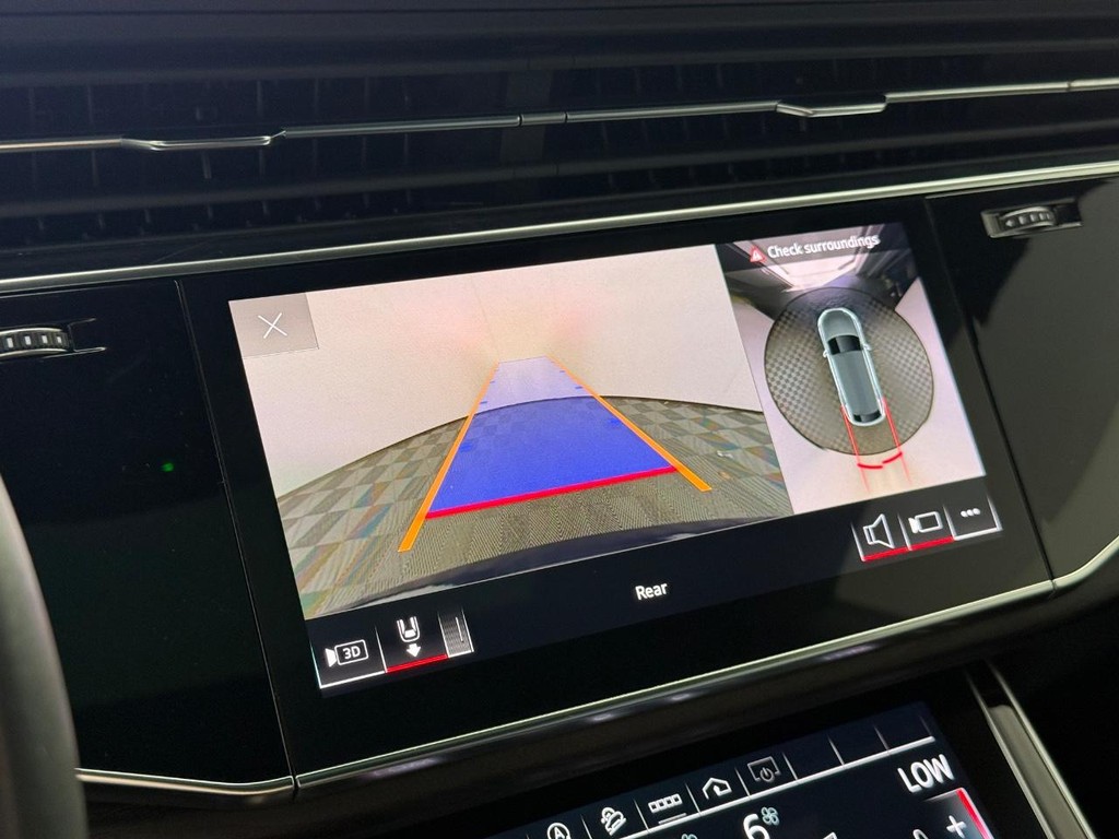 Audi Q8 Vehicle Full-screen Gallery Image 28