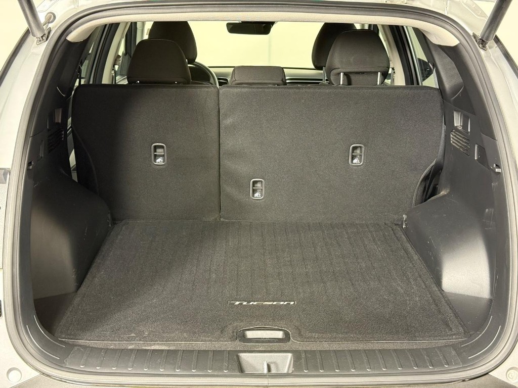 Hyundai Tucson Plug-In Hybrid Vehicle Full-screen Gallery Image 07