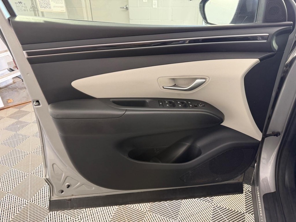 Hyundai Tucson Plug-In Hybrid Vehicle Full-screen Gallery Image 16
