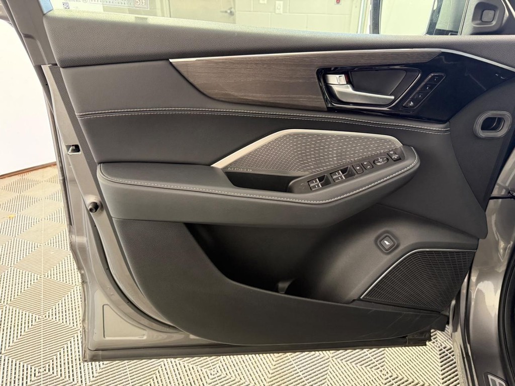 Acura MDX Vehicle Full-screen Gallery Image 16