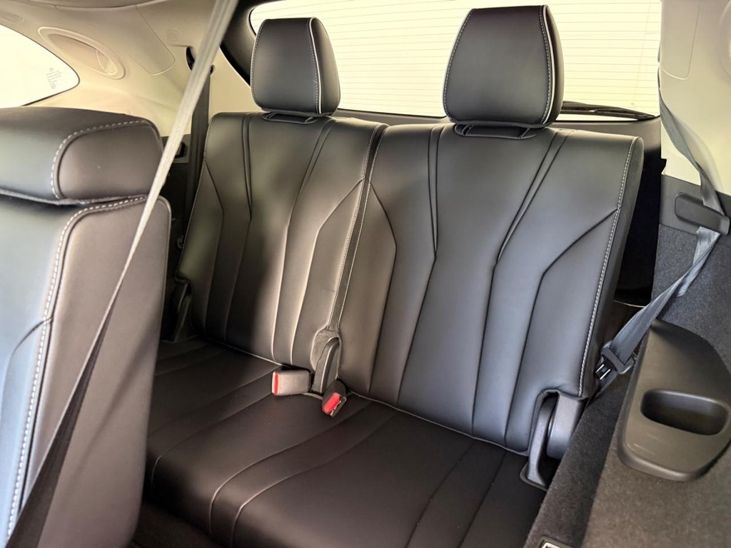 Acura MDX Vehicle Full-screen Gallery Image 17